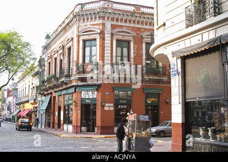 Dans le quartier de San Telmo autour de la Plaza Dorrego, un carré de vieilles maisons autour de la place, tous les magasins d'antiquités. logement maintenant, les gens qui marchent dans la rue. Calle Defensa Defence street et Humberto, un marchand de la rue selling popcorn à partir d'un chariot mobile Buenos Aires Argentine, Amérique du Sud Banque D'Images