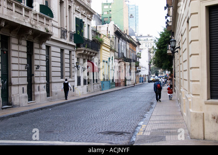 Dans le quartier de San Telmo autour de la Plaza Dorrego, un carré de vieilles maisons autour de la place, tous les magasins d'antiquités. logement maintenant, les gens qui marchent dans la rue. Calle Defensa Defence street Buenos Aires Argentine, Amérique du Sud Banque D'Images