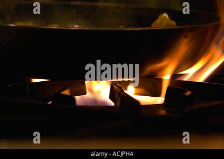 Bleu et jaune feu gaz brûleur flammes sur un restaurant de cuisine professionnelle en fonte, poêle à frire. Le Dolly Irigoyen - célèbre chef et présentatrice TV - restaurant privé, Buenos Aires Argentine, Amérique du Sud Espacio Dolli Banque D'Images