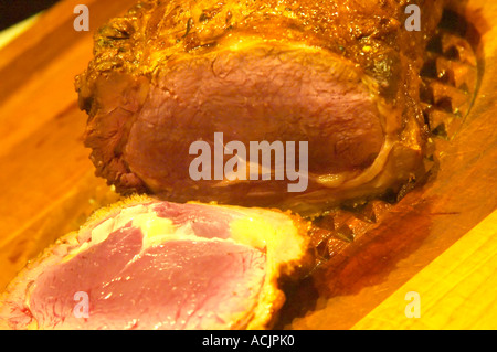 Le rôti de boeuf sculpté, rouges et juteuses à l'intérieur et beau brun carbonisé sur le grill à l'extérieur. Le couteau en découpant une tranche de la viande sur une planche à découper. Le Dolly Irigoyen - célèbre chef et présentatrice TV - restaurant privé, Buenos Aires Argentine, Amérique du Sud Espacio Dolli Banque D'Images