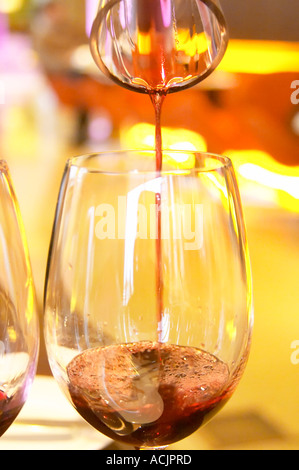 L'on verse du vin Chakana d'une carafe d'une dégustation de vin en verre. Le restaurant Red à l'hôtel Madero Sofitel à Puerto Madero, Buenos Aires, Argentine, Amérique du Sud Banque D'Images