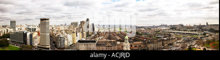 D'une large vue panoramique sur les toits de la ville. Au premier plan la gare Retiro FCG Mitre, appartement moderne à gauche et édifices à bureaux de la Recoleta Retiro et une partie de la ville, le port. Buenos Aires, Argentine, Amérique du Sud Banque D'Images