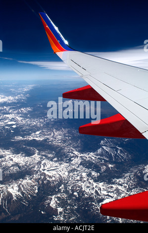 Voir la fenêtre d'un avion volant au-dessus des monts enneigés des cascades. © Craig M. Eisenberg Banque D'Images