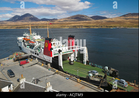 Le Caledonian MacBrayne voitures embarquant à ferry Port Askaig, Isle of Islay, Argyll and Bute, Ecosse Banque D'Images