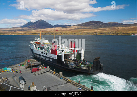 Caledonian MacBrayne ferry Port Askaig, Isle of Islay, Argyll and Bute, Ecosse. Le PAPS of Jura sont la toile de fond Banque D'Images