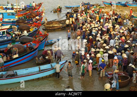 Scène de marché au poisson à Nha Trang, Vietnam Banque D'Images