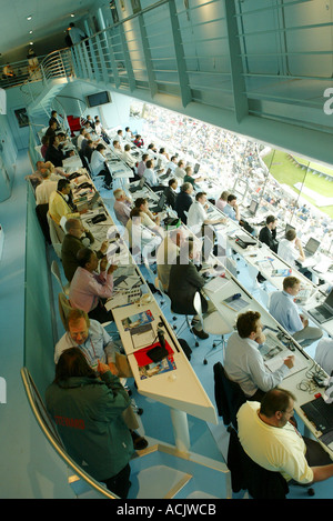 Les journalistes au travail à l'intérieur du centre des médias à Lords Cricket Ground London