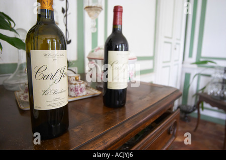 Deux bouteilles de vin de Bordeaux rouge et blanc étiqueté Carl Jan vit et Carl Jan Rod faite par le Perromats pour le marché suédois Château de Cerons (Cérons) Sauternes Gironde Aquitaine France Banque D'Images