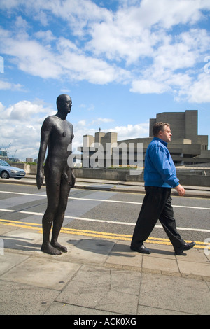 Antony Gormley Chiffres Sculpture sur Waterloo Bridge et le Théâtre National avec des piétons masculins Southbank 'Event Horizon Banque D'Images