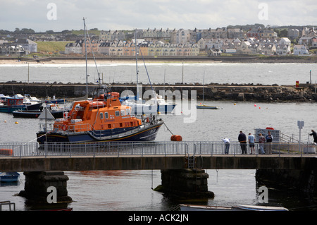 La passerelle du port de touristes Portrush Severn classe lifeboat Katie Hannan amarré dans le port de portrush portrush avec en arrière-plan Banque D'Images