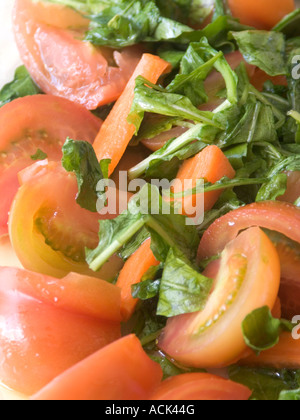 Salade de thon et tomates sur un fond blanc Banque D'Images
