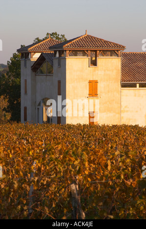 Le bâtiment nouvellement construit winery vu au vignoble doré jaune vert en fin d'après-midi soir soleil automne Domaine Vignoble des Verdots Conne de Labarde Bergerac Dordogne France Banque D'Images