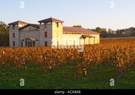 Le bâtiment nouvellement construit winery vu au vignoble doré jaune vert en fin d'après-midi soir soleil automne Domaine Vignoble des Verdots Conne de Labarde Bergerac Dordogne France Banque D'Images