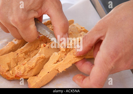 Comment faire du foie gras de canard foie (série d'images) : les nerfs, les veines et les autres filaments dans le foie de canard sont enlevés avec Banque D'Images