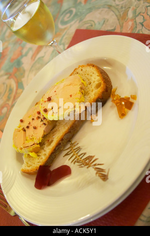 Deux grosses tranches de Foie gras de canard avec un peu de poivre rouge rose sur servi sur une tranche de pain avec un peu de gelée de vin blanc doux à base de vin de Monbazillac Ferme de Biorne ferme du canard et pintade Dordogne France Atelier sur la façon de faire le pâté de foie de canard foie gras et autres conserves Banque D'Images