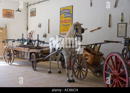 Région du Gard France Provence Rhône cheval offres incendie au Musée des années 1900 Moulin de Chalier Arpaillargues Banque D'Images