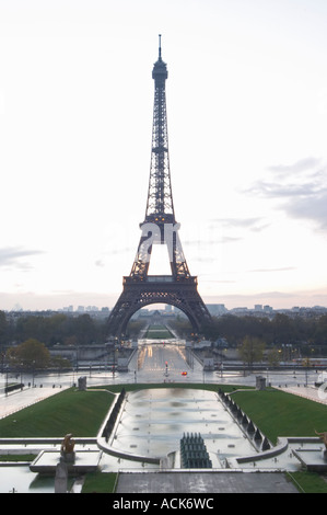 La Tour Eiffel à Paris au début de l'aube du matin avec le lever de soleil sur l'horizon, ciel bleu pâle quelques nuages blancs et le soleil jaune d'vu de la Place du Trocadéro square Paris France Banque D'Images