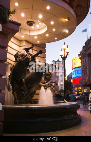 UK Angleterre Londres Piccadilly Circus chevaux d'Helios crépuscule Banque D'Images