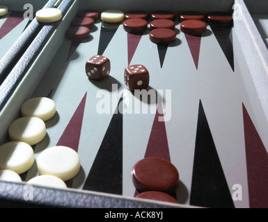 Jeu de backgammon et dés Banque D'Images