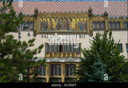 Targu Mures, Transylvanie, Roumanie. Palais de la Culture (Culture Palatul / Kulturpalota ; 1911-1913) façade sur l'Art Banque D'Images