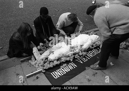 L'Anti Guerre du Vietnam manifestation à Grosvenor Square à l'extérieur de l'Ambassade Américaine London England UK 60s 1968 HOMER SYKES Banque D'Images