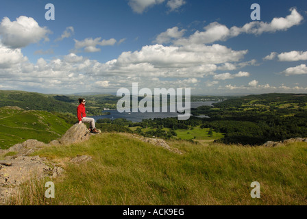 Un marcheur admire la vue sur le lac Windermere de Loughrigg, près de Ambleside, Lake District, Cumbria, Royaume-Uni Banque D'Images