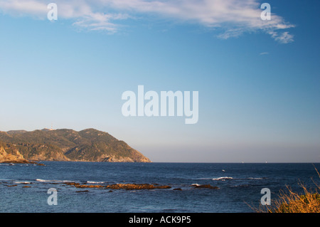 Avis de Sanary vers le Cap Sicie avec la mer bleu foncé et ciel clair avec des nuages Le Brusc Six Fours Var Cote d'Azur France Banque D'Images