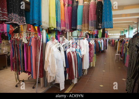 Vêtements pour femmes indiennes accrochés à la vente à l'étage dans le marché du centre de Zhujiao dans le quartier ethnique de la ville Little India Singapour Banque D'Images