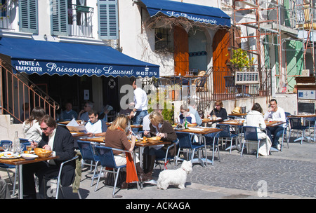 Dans le port de Cassis village. Restaurants le long de la touche. Cassis Cote d'Azur Var France Bouches du Rhône Banque D'Images