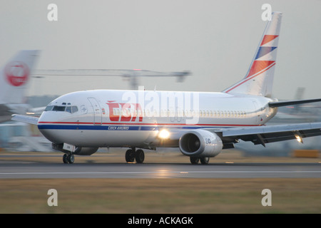 CSA Czech Airlines Boeing 737-45S après l'atterrissage à l'aéroport Heathrow de Londres, Angleterre, Royaume-Uni Banque D'Images