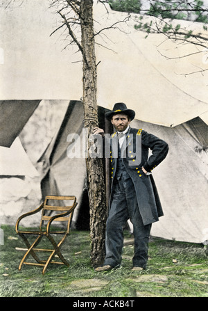 Général Ulysses S'accorder à son quartier général après la bataille de Cold Harbor 1864. La main, d'une demi-teinte Mathew Brady photographie Banque D'Images