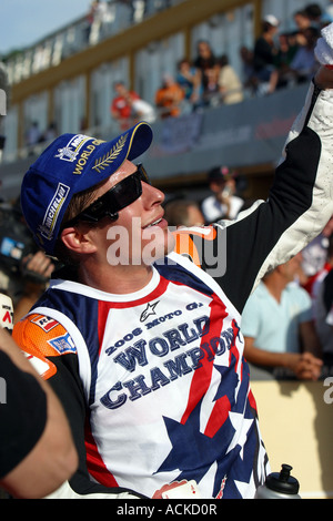 Nicky Hayden Champion MotoGP 2006 célèbre dans le parc ferme lors de la dernière série en circuit Ricardo Tormo Valencia Espagne Banque D'Images