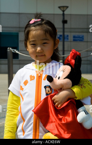 Cute Girl Holding Chinois Poupée Peluche Minnie Hong Kong Chine Banque D'Images