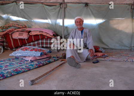 Un vieil homme palestinien à l'intérieur d'une tente au village palestinien de Susya situé dans le sud-ouest des collines d'Hébron, Israël banque Banque D'Images