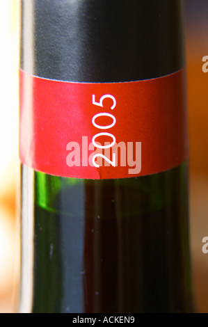 Détail de l'étiquette au cou rouge et noir avec le millésime 2005 en blanc, Madiran verticalement France Banque D'Images