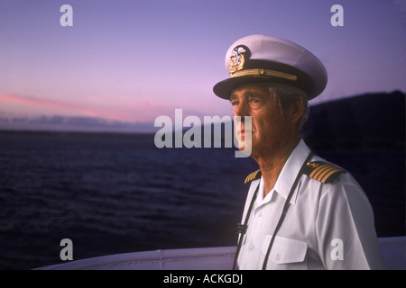 Le capitaine des navires sur le pont du bateau à l'aube, New York USA Banque D'Images