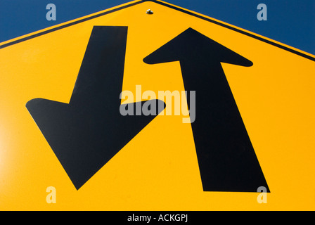 Low angle view of traffic sign on city street Woodland Washington Banque D'Images