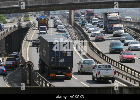 Le trafic sur l'autoroute M8 par Glasgow, Ecosse, juin 2006. Banque D'Images