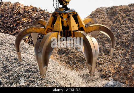 Crane grab en attendant de charger du métal recyclé déchiqueté sur un navire à SimsMetal UK Ltd quais de Newport South Wales GB Banque D'Images