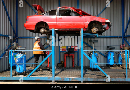 Dépose de fluides d'une voiture avant de recyclage dans une installation de traitement autorisée à Newport South Wales UK Banque D'Images