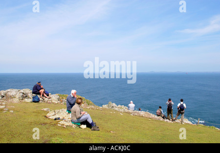 Les ornithologues et les touristes sur l'île de Skomer Pembrokeshire Wales UK Banque D'Images
