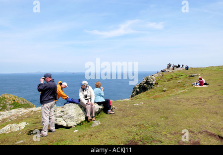 Les ornithologues et les touristes sur l'île de Skomer Pembrokeshire Wales UK Banque D'Images