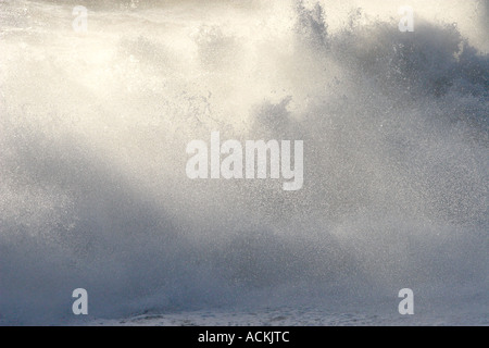 Casser vagues sur jour de vent Banque D'Images