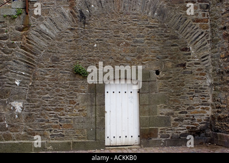 Vieille porte à wall Banque D'Images