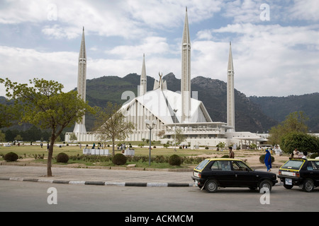 Taxis en face de la Mosquée Shah Faisal à Islamabad, Pakistan Banque D'Images