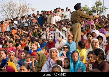 Mâles et femelles distincts à l'auditoire indiens Wagah Gate en attente de regarder la cérémonie de clôture de la frontière tous les jours. Banque D'Images