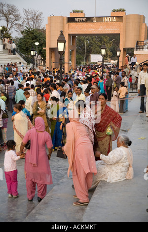 Les feuilles de l'auditoire après la dialy Wagah border Gate cérémonie de clôture sur la frontière indo-pakistanaise Banque D'Images