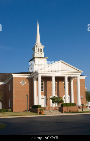 Clocher blanc de la première église baptiste contre ciel bleu profond à Ocala en Floride, USA Banque D'Images