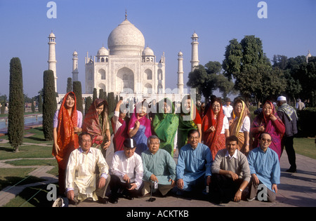 Les touristes japonais se posant pour une photo en face du Taj Mahal, Agra, Uttar Pradesh, Inde Banque D'Images