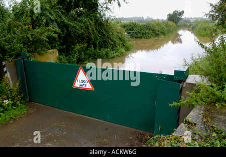 La porte d'inondation à Deerhurst Gloucestershire Angleterre Royaume-uni empêche la montée des eaux du fleuve Severn après les pluies prolongées Banque D'Images